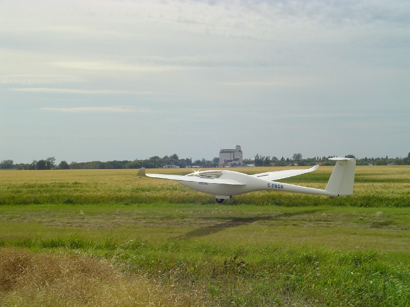 Hank's Apis MCs landing at Cudworth [Saskatoon Soaring Club] 