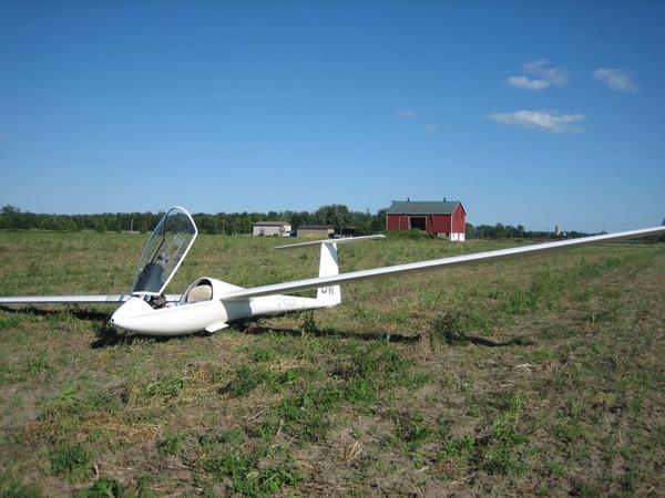 Luke lands out in West Lorne, flying back from Tilbury to SOSA