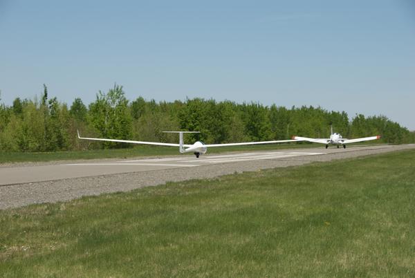 A new bird takes off in the Eastern Townships behind Juliette (the tow plane)